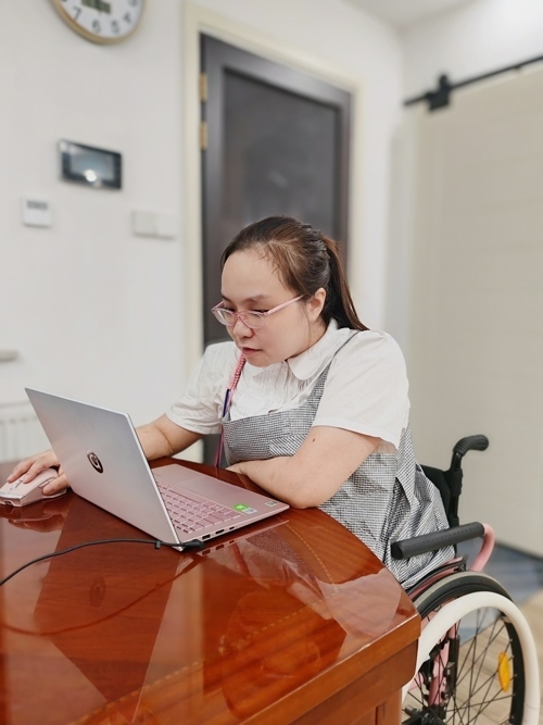 杜誠(chéng)誠(chéng)在準(zhǔn)備電影講解稿。 魏涵玉攝