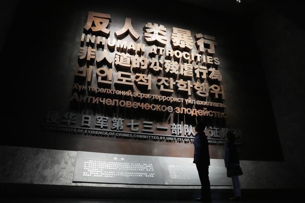 9月18日，青少年在侵華日軍第七三一部隊(duì)罪證陳列館內(nèi)參觀。新華社記者 王建威 攝