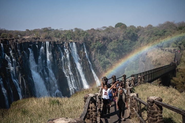 8月21日，游客在贊比亞觀賞維多利亞瀑布景色。