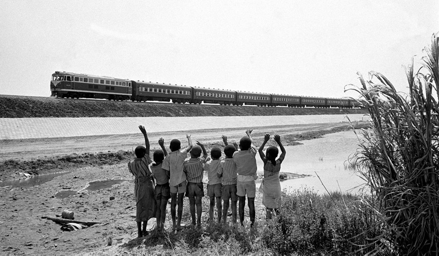 贊比亞魯西瓦西湖畔的少年兒童歡迎坦贊鐵路的列車通到他們的家鄉(xiāng)（1976年攝）。