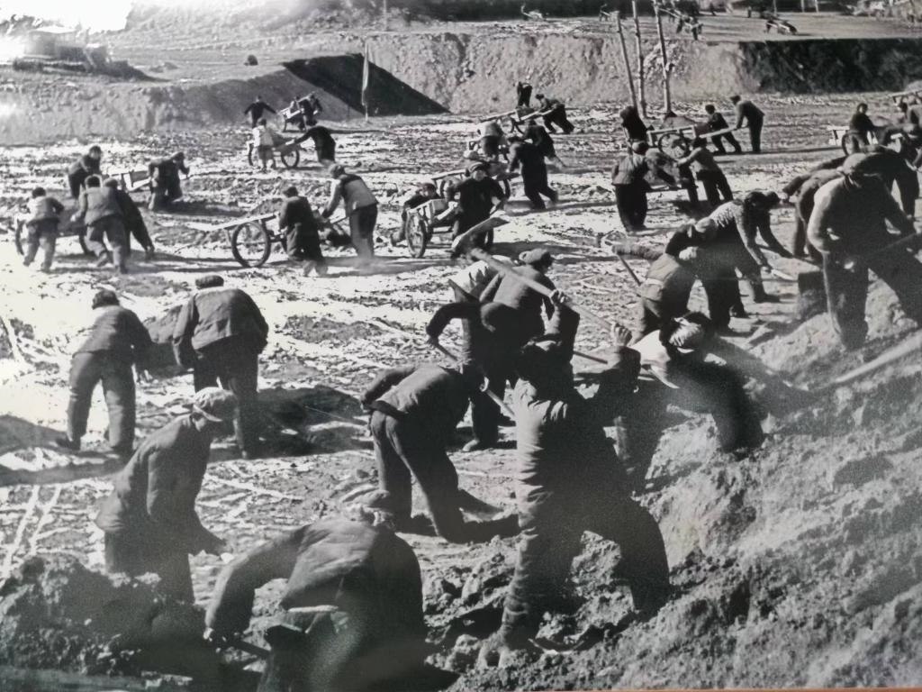 20世紀(jì)70年代，高西溝人治理水土流失場(chǎng)景。（資料圖片）