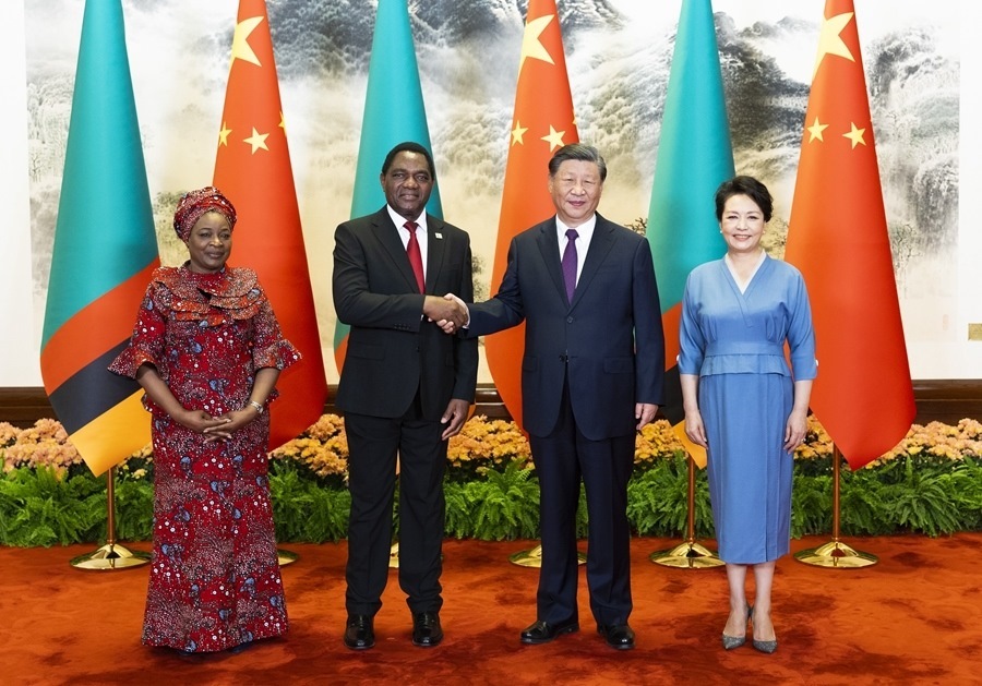 這是會談前，習(xí)近平主席和夫人彭麗媛同希奇萊馬總統(tǒng)和夫人穆廷塔合影。