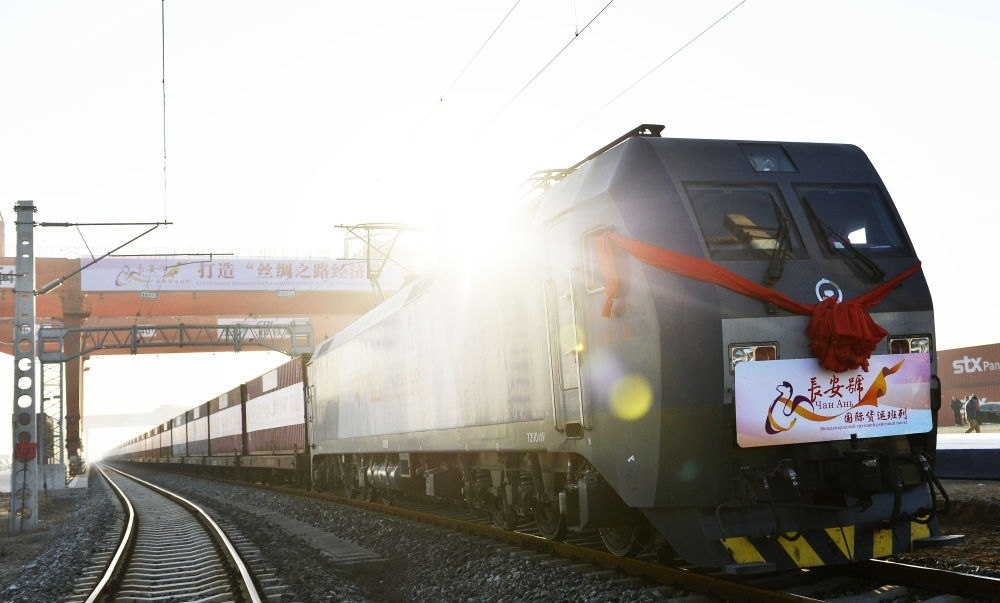 2013年11月28日，首趟由西安發(fā)往哈薩克斯坦阿拉木圖的長安號國際貨運列車等待出發(fā)。新華社記者 劉瀟 攝