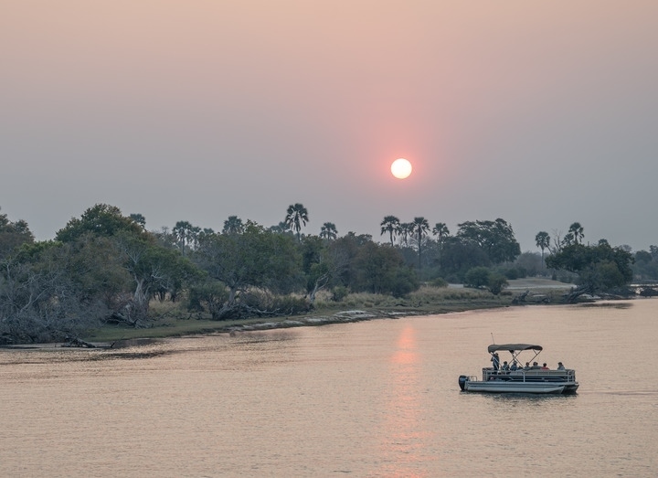 8月23日，在贊比亞拍攝的贊比西河上的游船。