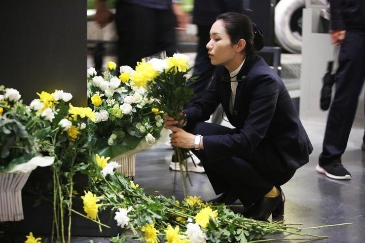 9月18日，工作人員在侵華日軍第七三一部隊(duì)罪證陳列館整理花束。新華社記者 石楓 攝