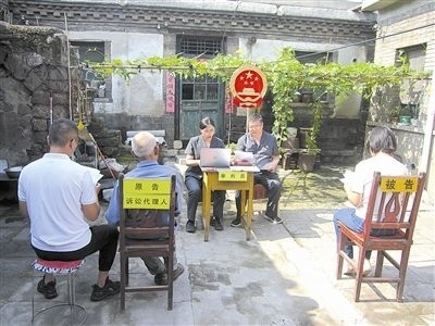 圖②：法庭在農(nóng)家小院開展巡回審判。