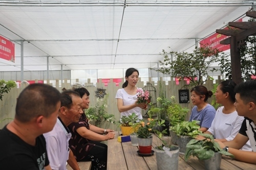 李敏向村民講授花木直播經(jīng)驗(yàn)。受訪者供圖