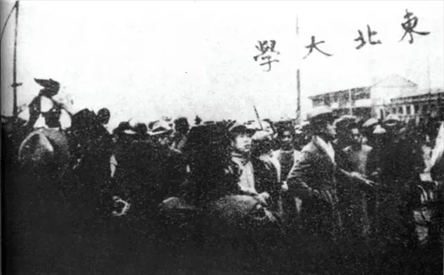 △東北大學(xué)學(xué)生走在一二·九請(qǐng)?jiān)赣涡嘘?duì)伍最前列。