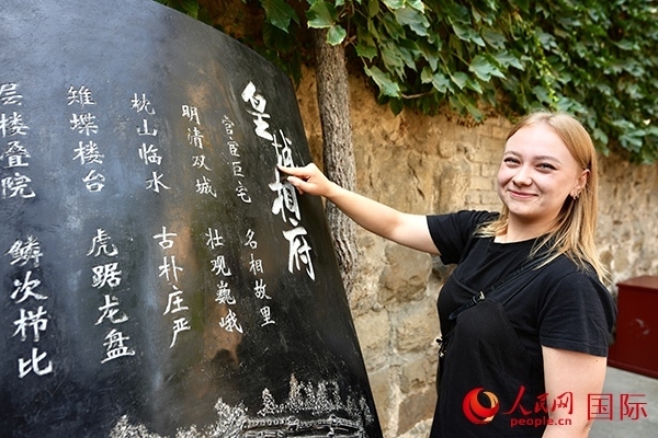 選手金雪花（波蘭）在古堡內(nèi)留影。人民網(wǎng) 盧鵬宇攝