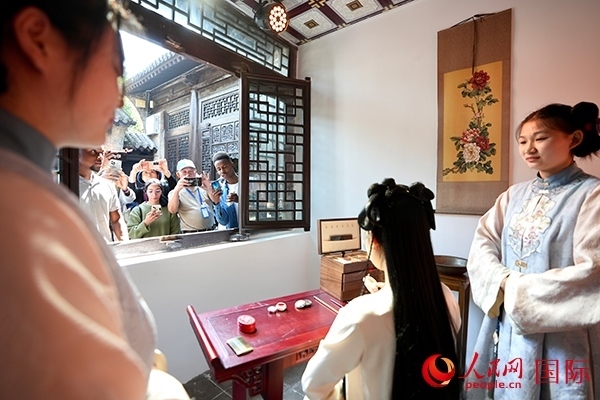 選手們觀看表演。人民網(wǎng) 盧鵬宇攝