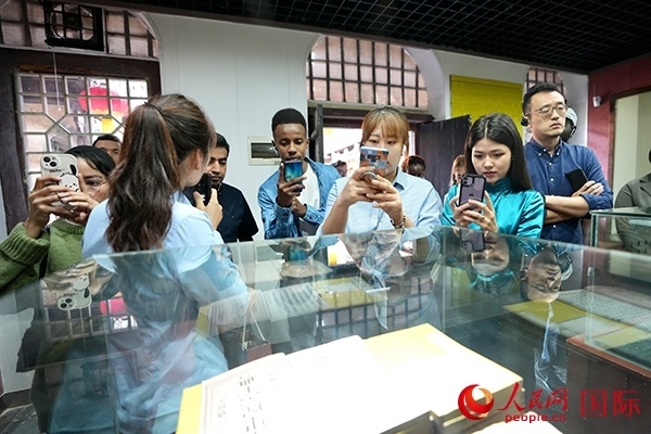 選手們認(rèn)真聆聽導(dǎo)游講解。人民網(wǎng) 盧鵬宇攝