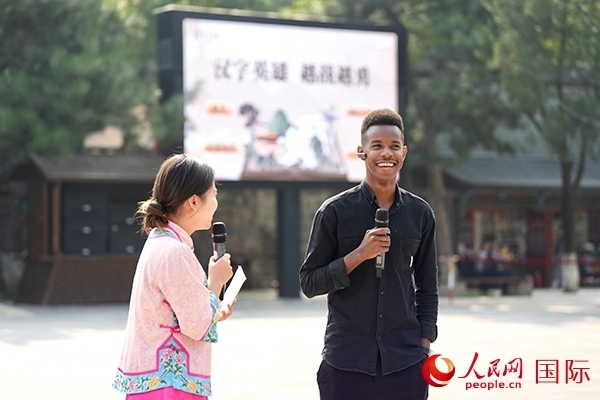 選手王安（乍得）挑戰(zhàn)“漢字英雄·越戰(zhàn)越勇”游戲。人民網(wǎng) 盧鵬宇攝