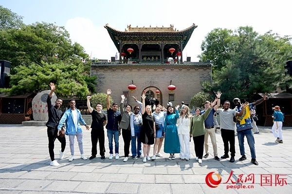 選手們在御書樓前合影。人民網(wǎng) 盧鵬宇攝