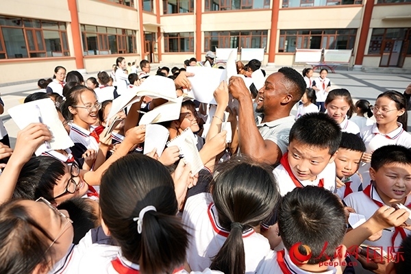 孩子們和選手互動簽名。人民網(wǎng) 盧鵬宇攝