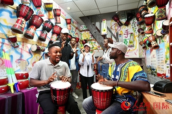 選手們敲起非洲鼓。人民網(wǎng) 盧鵬宇攝