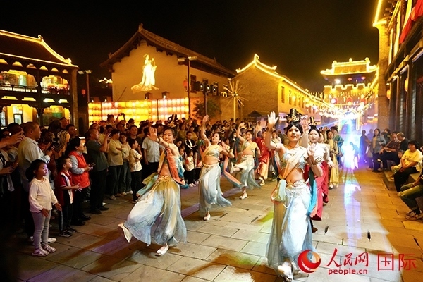 古城巡游隊(duì)伍。人民網(wǎng) 盧鵬宇攝