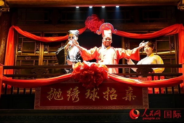 拋繡球。人民網(wǎng) 盧鵬宇攝