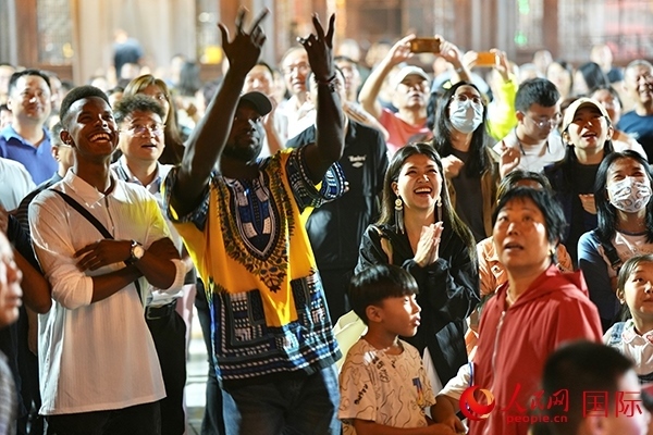 選手體驗(yàn)古城巡游。人民網(wǎng) 盧鵬宇攝