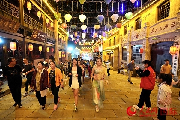 選手體驗(yàn)古城巡游。人民網(wǎng) 盧鵬宇攝