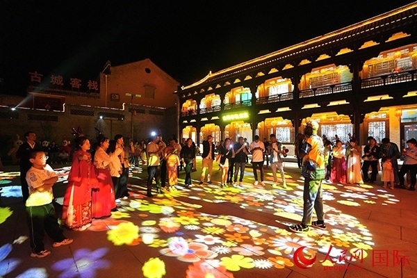 選手們和演員們一起載歌載舞。人民網(wǎng) 盧鵬宇攝