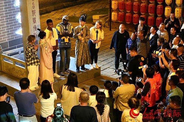 選手們一起演唱《大中國(guó)》。人民網(wǎng) 盧鵬宇攝