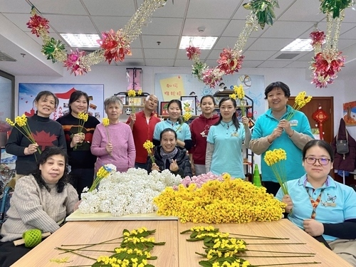 唐占鑫帶領(lǐng)團隊為2022年北京冬奧會和冬殘奧會制作頒獎花束。受訪者供圖