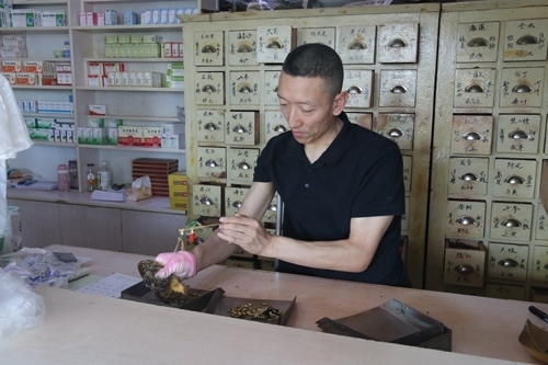 馬啟紅為病患精心配藥。受訪(fǎng)者供圖