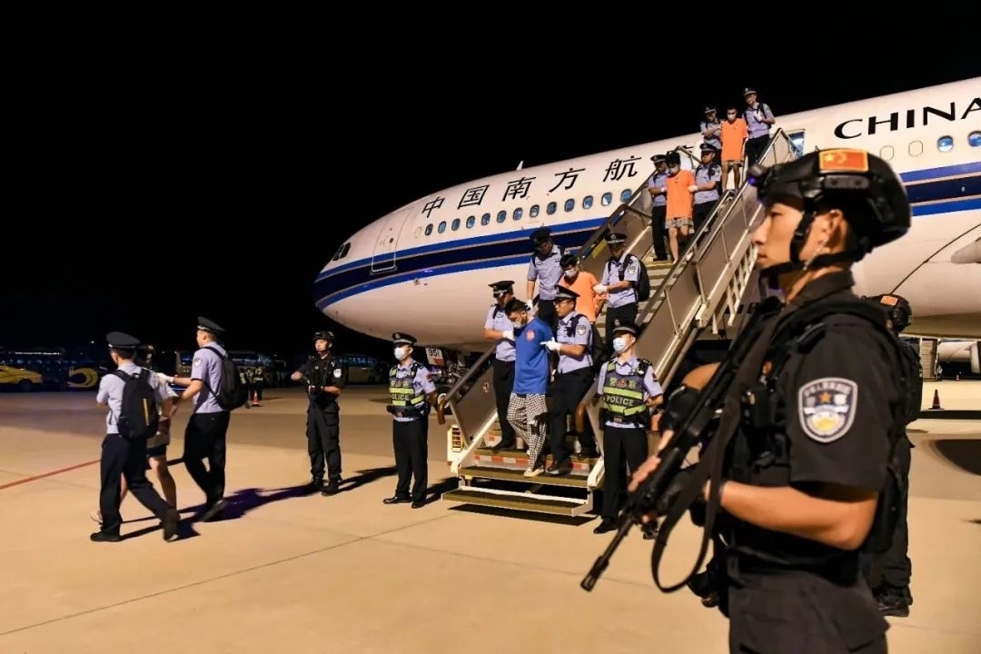 153名實施跨境裸聊敲詐的犯罪嫌疑人從印度尼西亞被押解回國。公安部供圖