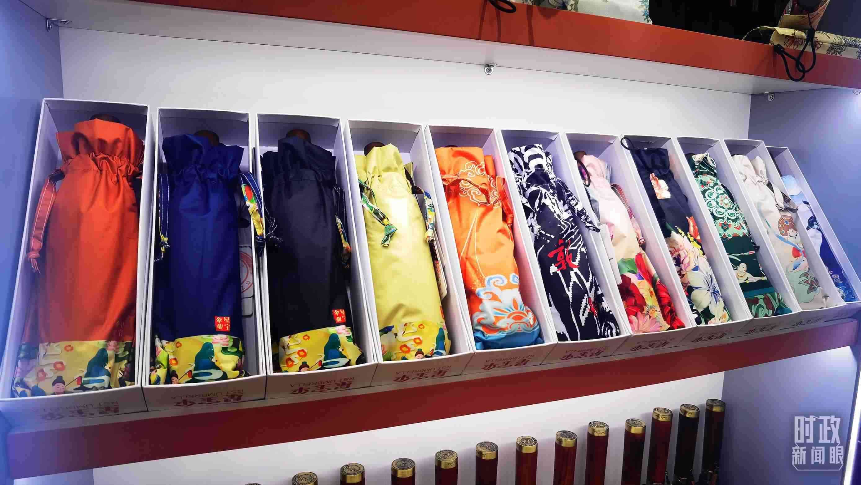 △商貿(mào)城內(nèi)的一家傘鋪，貨架上擺放著包裝精美的雨傘。（總臺(tái)央視記者范學(xué)禹拍攝）