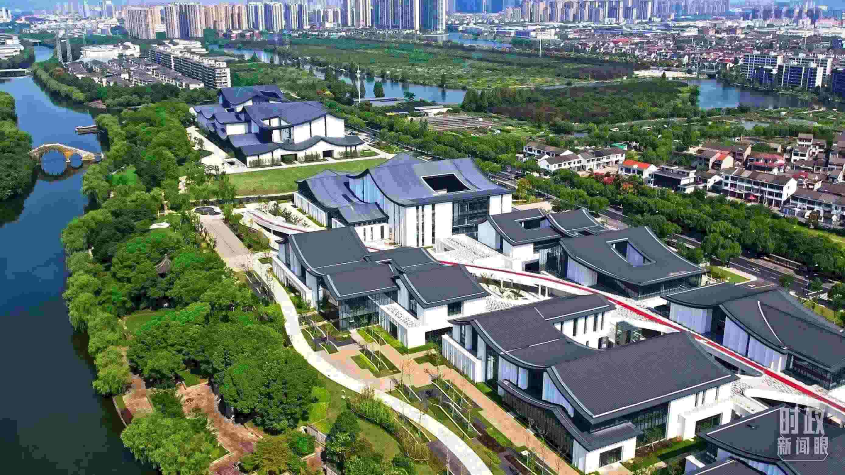△臨河而建的浙東運(yùn)河文化園。（總臺(tái)央視記者范凱拍攝）