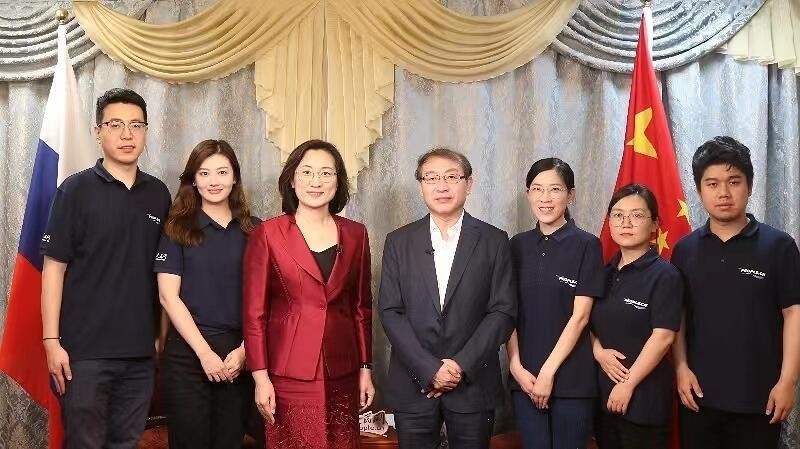 中國駐葉卡捷琳堡總領(lǐng)事崔少純與人民網(wǎng)采訪組合影。