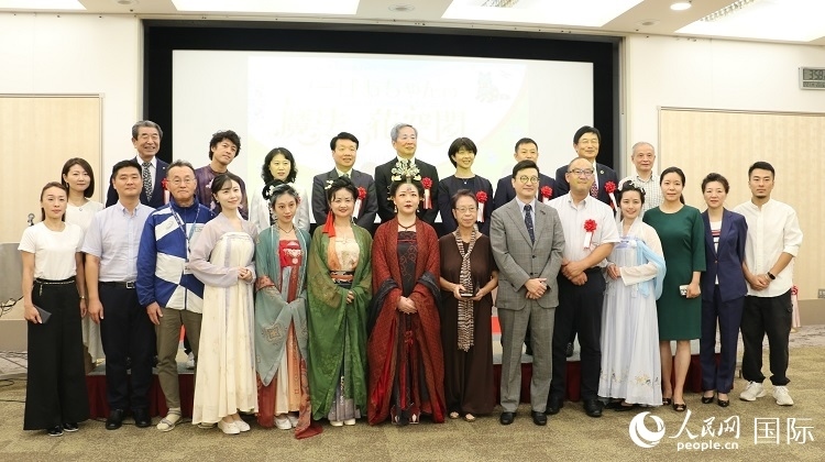 與會(huì)人員合影留念。人民網(wǎng) 許可攝