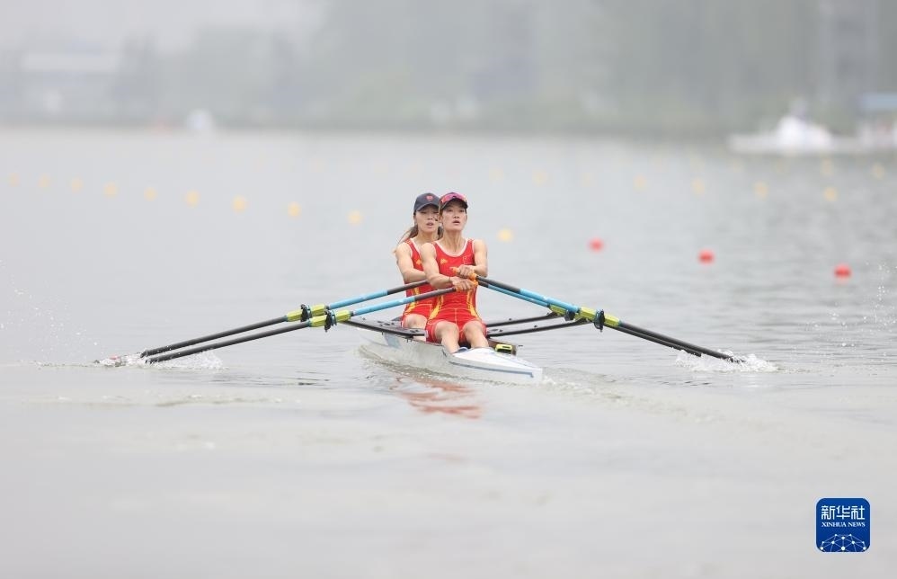 9月24日，鄒佳琪（左）/邱秀萍在決賽中。新華社記者 賈浩成 攝