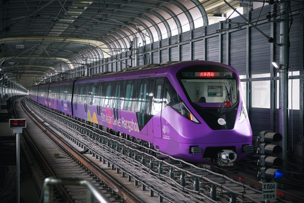 從杭州火車西站出發(fā)，地鐵19號(hào)線貫穿杭州火車東站、杭州蕭山機(jī)場(chǎng)，“亞運(yùn)號(hào)”地鐵專列運(yùn)行在這條線路上。