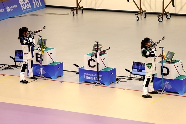 黃雨婷(左)、韓佳予在女子10米氣步槍個(gè)人賽比賽中。人民網(wǎng)記者 胡雪蓉?cái)z