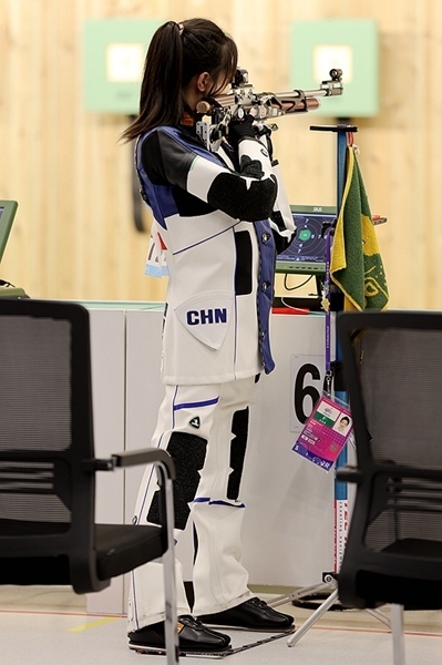 9月24日，黃雨婷在女子10米氣步槍團(tuán)體賽比賽中。人民網(wǎng)記者 胡雪蓉?cái)z