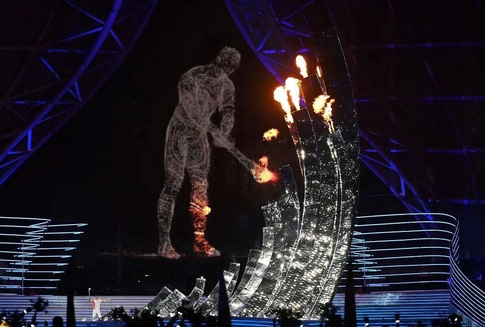 △“數(shù)字火炬手”點燃象征亞洲大團(tuán)結(jié)的亞運之火。