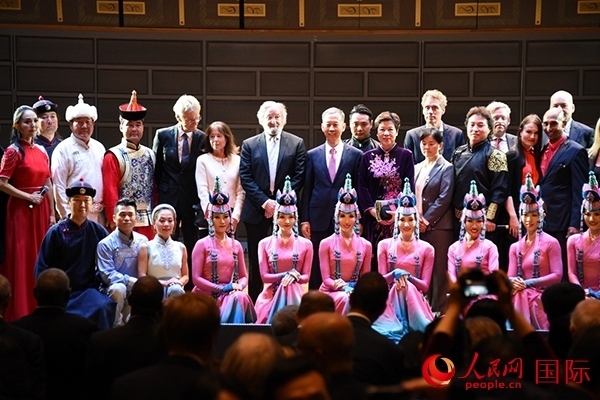 中國駐瑞典大使崔愛民夫婦與演職人員及部分來賓合影留念。人民網(wǎng)記者 殷淼攝