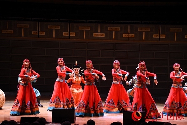 內(nèi)蒙古藝術(shù)劇院表演的《草原頌》劇照。人民網(wǎng)記者 殷淼攝