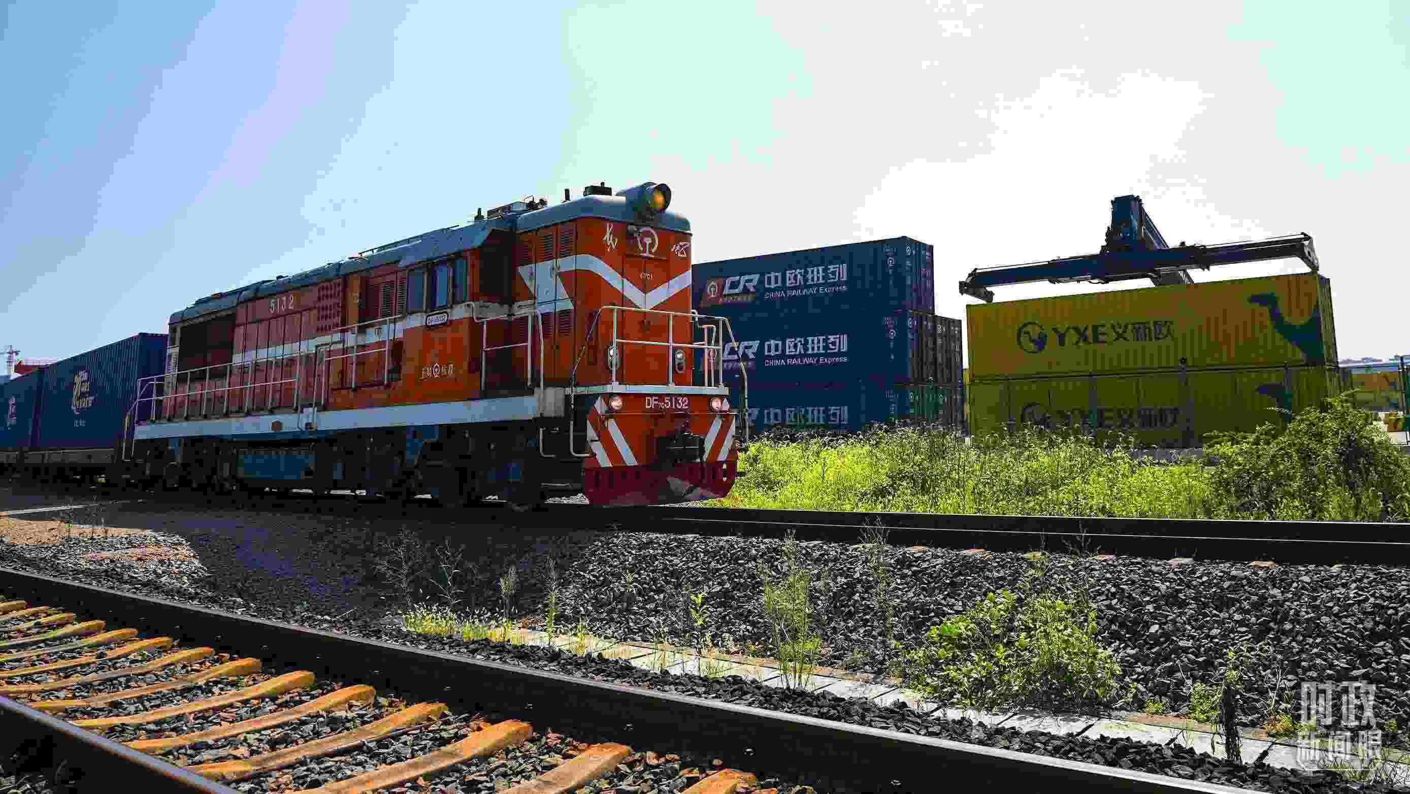 △“義新歐”中歐班列。（總臺(tái)國(guó)廣記者李晉拍攝）