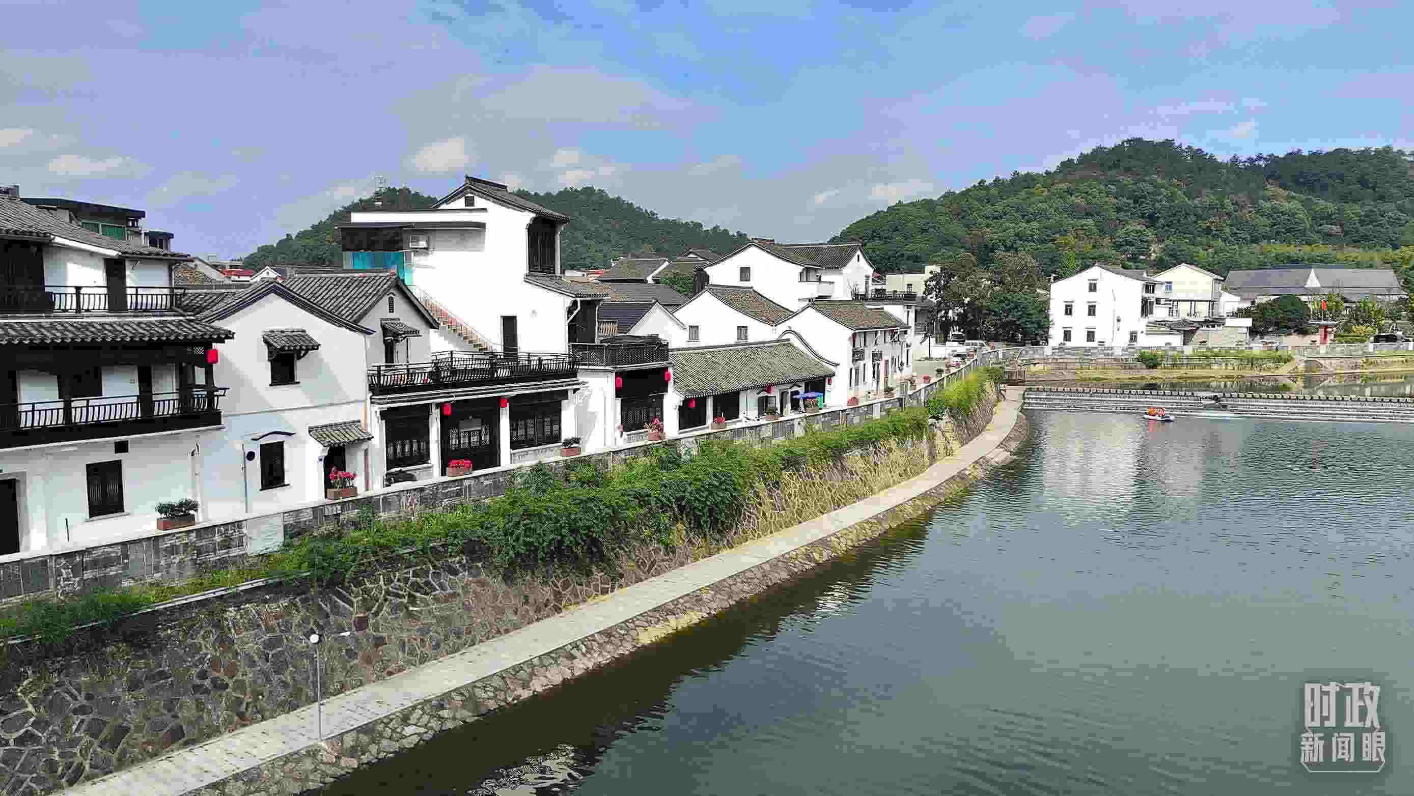 △“楓橋經(jīng)驗(yàn)”發(fā)源地諸暨市楓橋鎮(zhèn)。（總臺(tái)央視記者楊立峰拍攝）