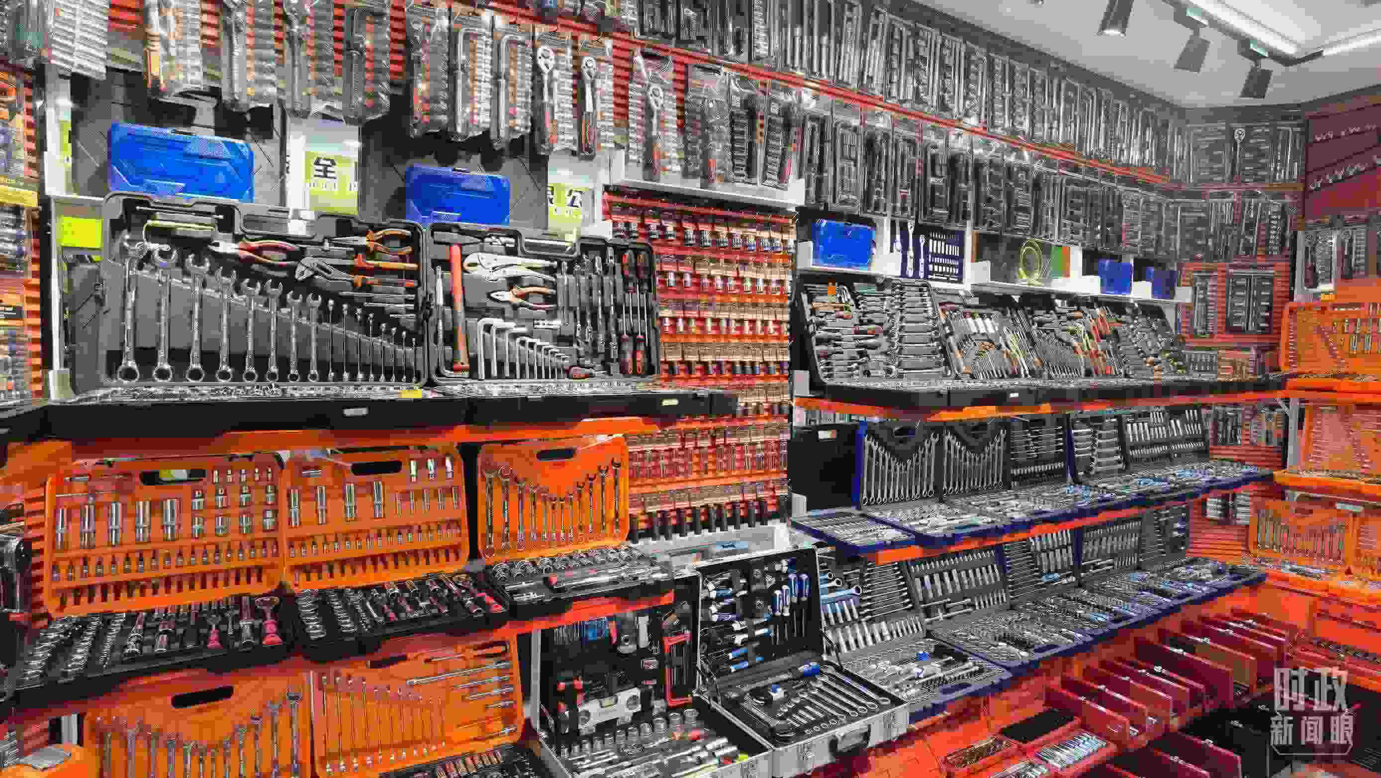 △義烏國(guó)際商貿(mào)城內(nèi)的一家五金店，貨品豐富。（總臺(tái)央視記者石丞拍攝）