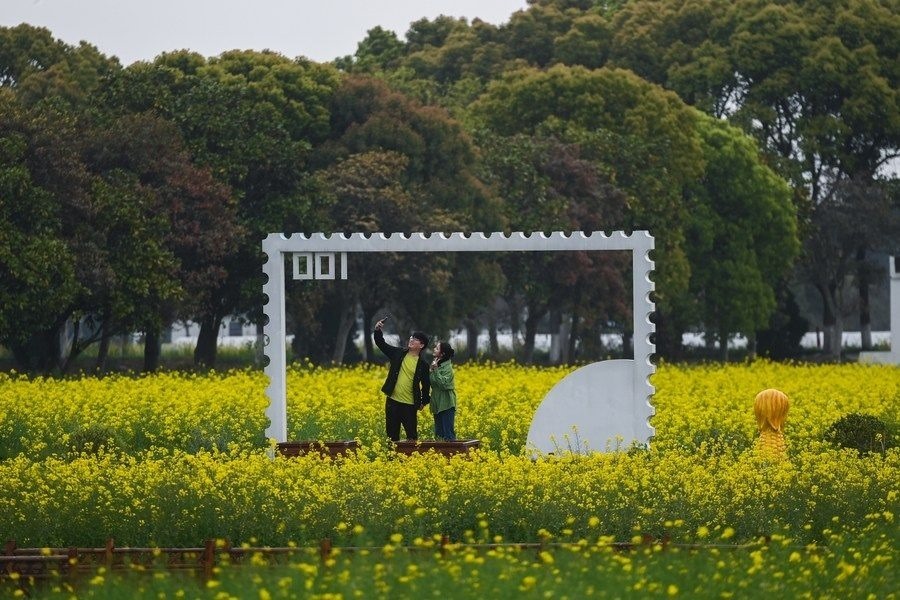  游客在浙江嘉興市秀洲區(qū)王店鎮(zhèn)鎮(zhèn)中村的“青青樂地”農耕文化園內游玩（2023年4月3日攝）。