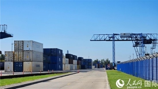  布列斯特北站，堆滿了來自中國的貨物。人民網(wǎng)記者 王震攝