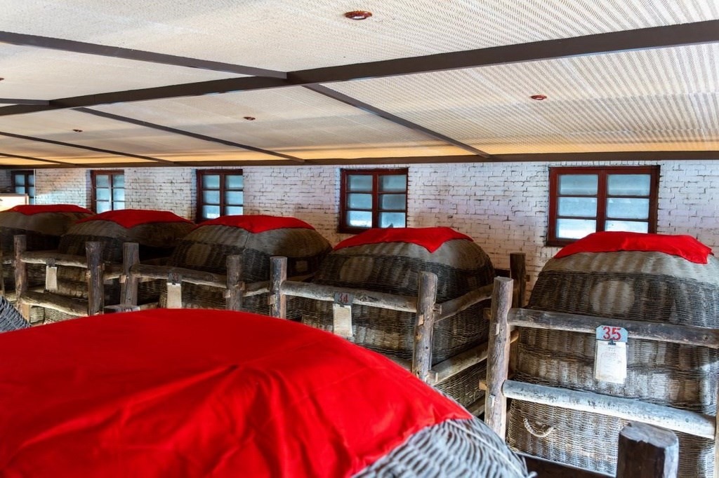 西鳳酒“酒?！辟A存庫 王哲攝