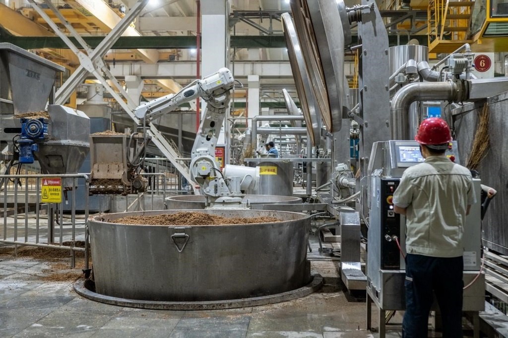 907車間里，機(jī)械臂正在撒料裝甑。嚴(yán)磊攝