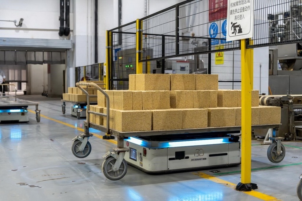 在701制曲車間，運(yùn)輸機(jī)器人等智能化設(shè)備已實(shí)現(xiàn)規(guī)?；瘧?yīng)用。王哲攝