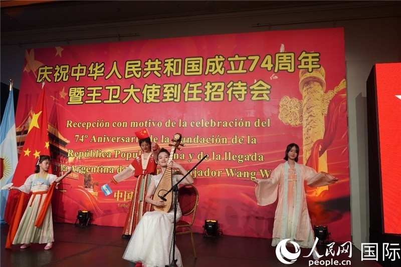 圖為招待會現(xiàn)場中國傳統(tǒng)樂器演奏和舞蹈展示。人民網(wǎng)記者 許放攝