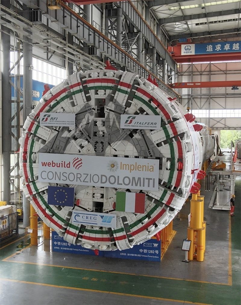 圖為中鐵裝備集團盾構(gòu)總裝車間。人民網(wǎng)記者 唐宋攝