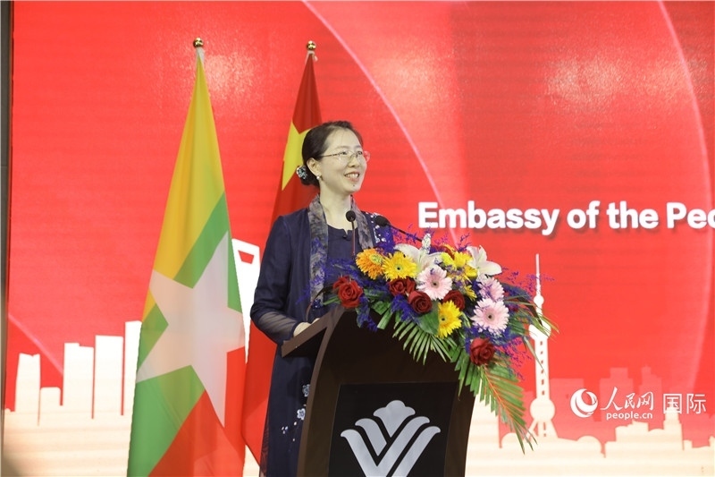 圖為使館臨時代辦曹靜致辭。人民網(wǎng)記者 謝佳君攝